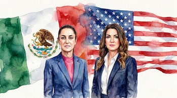 Pintura en acuarela de dos mujeres vestidas con trajes sastre, de pie frente a las banderas de México y Estados Unidos, ondeando con pinceladas suaves.