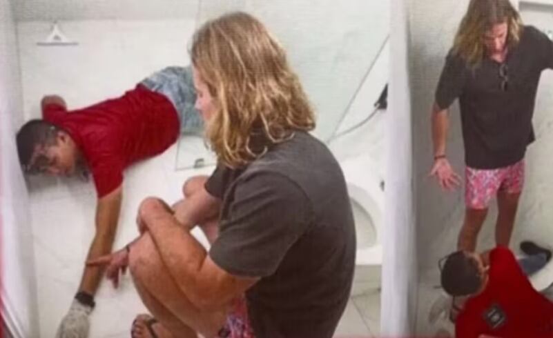 Daniel Sancho reveló que desmembró al colombiano en el baño del hotel en el que se estaban hospedando - crédito Policía de Tailandia