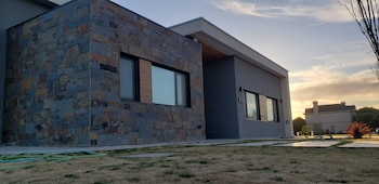 En los paneles exteriores hay