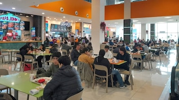 En sus cinco décadas de funcionamiento, el centro comercial diversificó su oferta e incorporó nuevos rubros y servicios para adaptarse a los cambios en las preferencias de los consumidores.