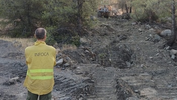 El incendio forestal de Las Tres Villas (Almería) supera ya las 300 hectáreas afectadas y obliga a confinar y realojar vecinos