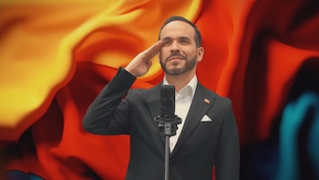 Abelardo de la Espriella cantó su versión del himno de Colombia y generó múltiples críticas: podría estar incumpliendo la ley