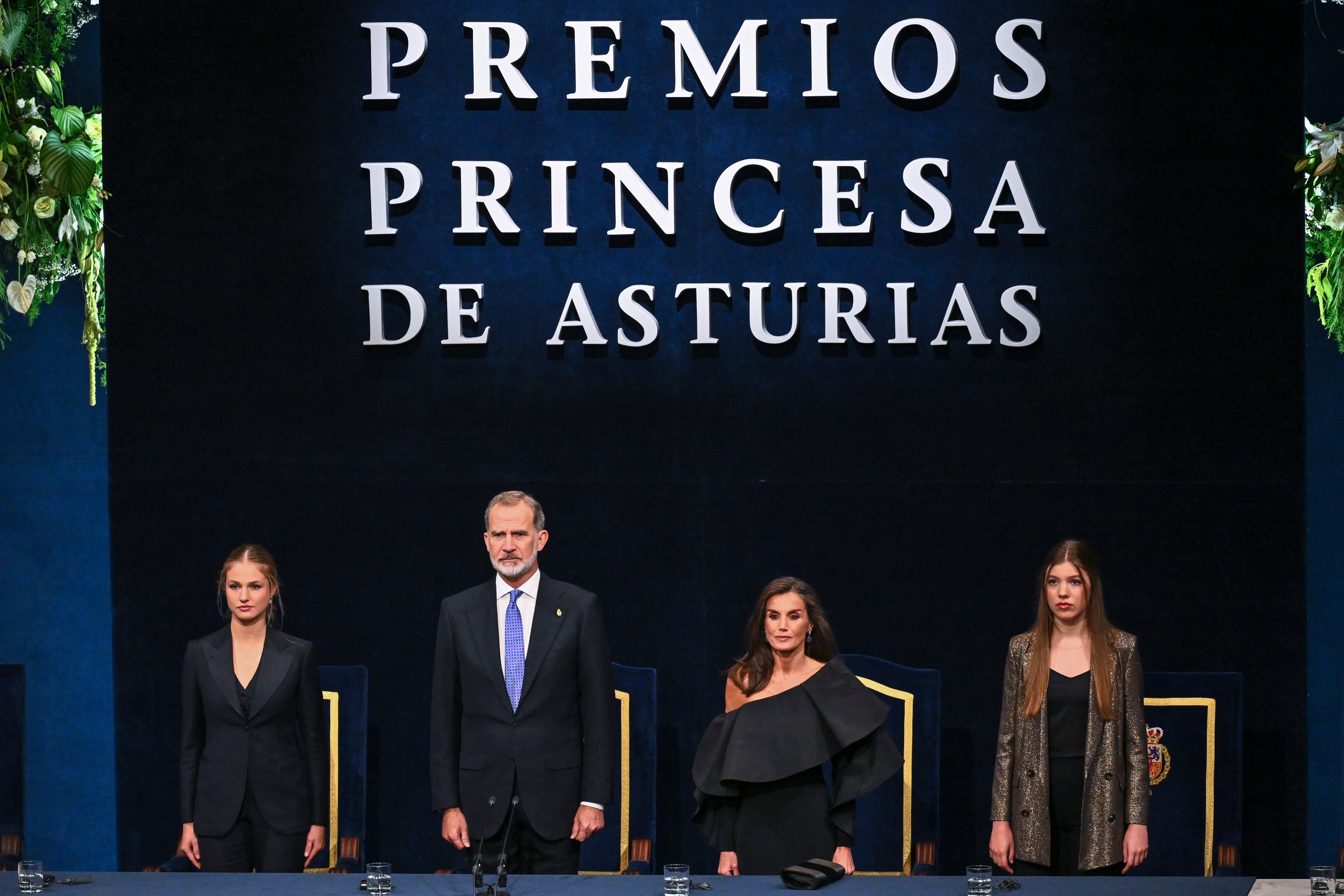 La princesa Leonor, el rey Felipe VI, la reina Letizia y la infanta Sofía, en la ceremonia de entrega de los Premios Princesa de Asturias 2024. (AP Foto/Miguel Oses)