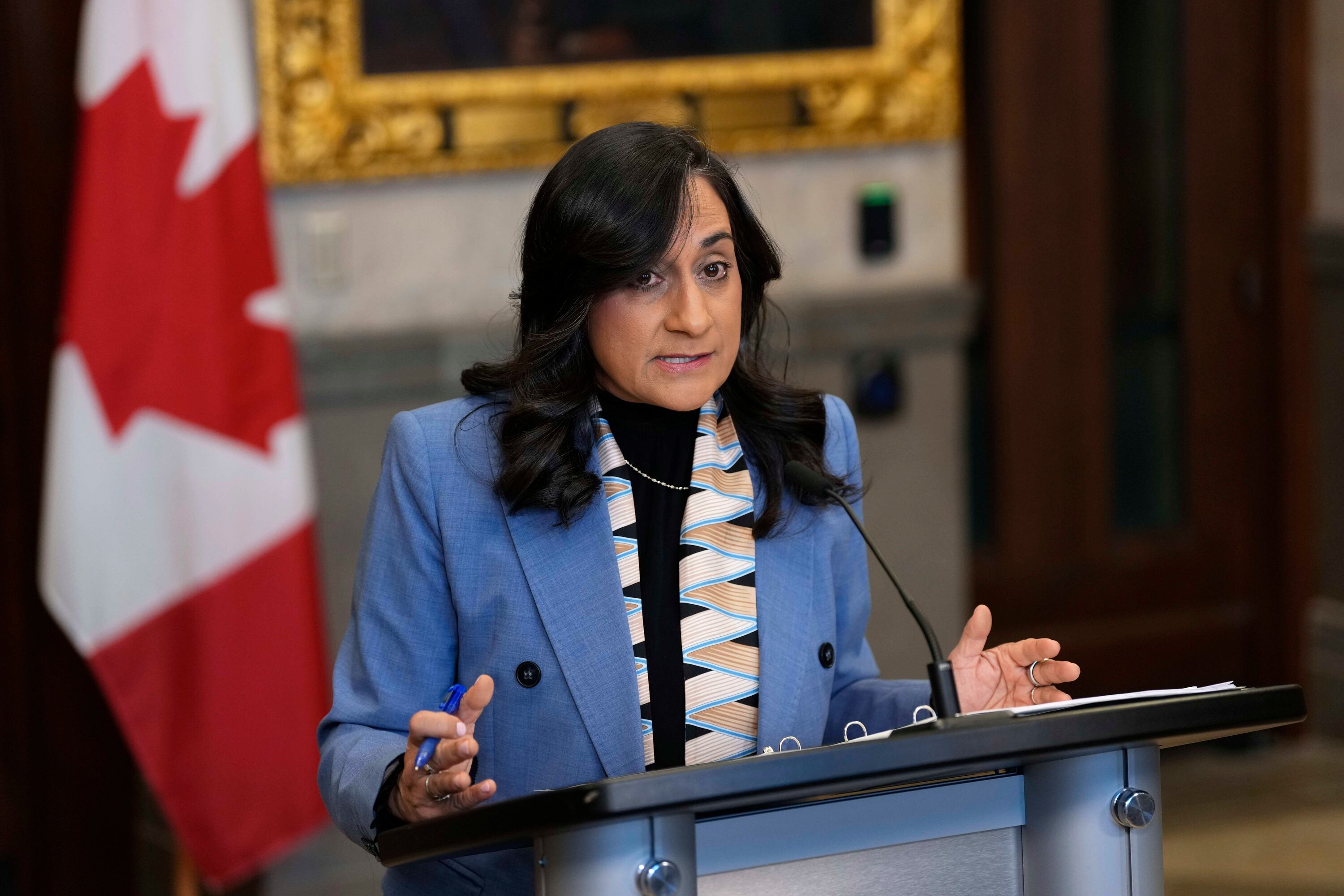 La ministra de Asuntos Exteriores de Canadá, Anita Anand, durante una conferencia de prensa (Justin Tang/AP)