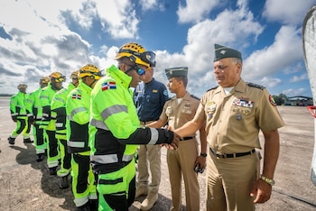 El contingente dominicano viaja a Venezuela con personal del Cemed, el COE y la Defensa Civil a bordo de una aeronave de la Fuerza Aérea Dominicana. (Foto: Redes Sociales)