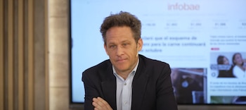 "Cada tanto señala al cielo