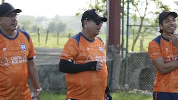 Técnico del Real Cartagena sufrió problemas de salud en pleno partido contra el América: esto se sabe