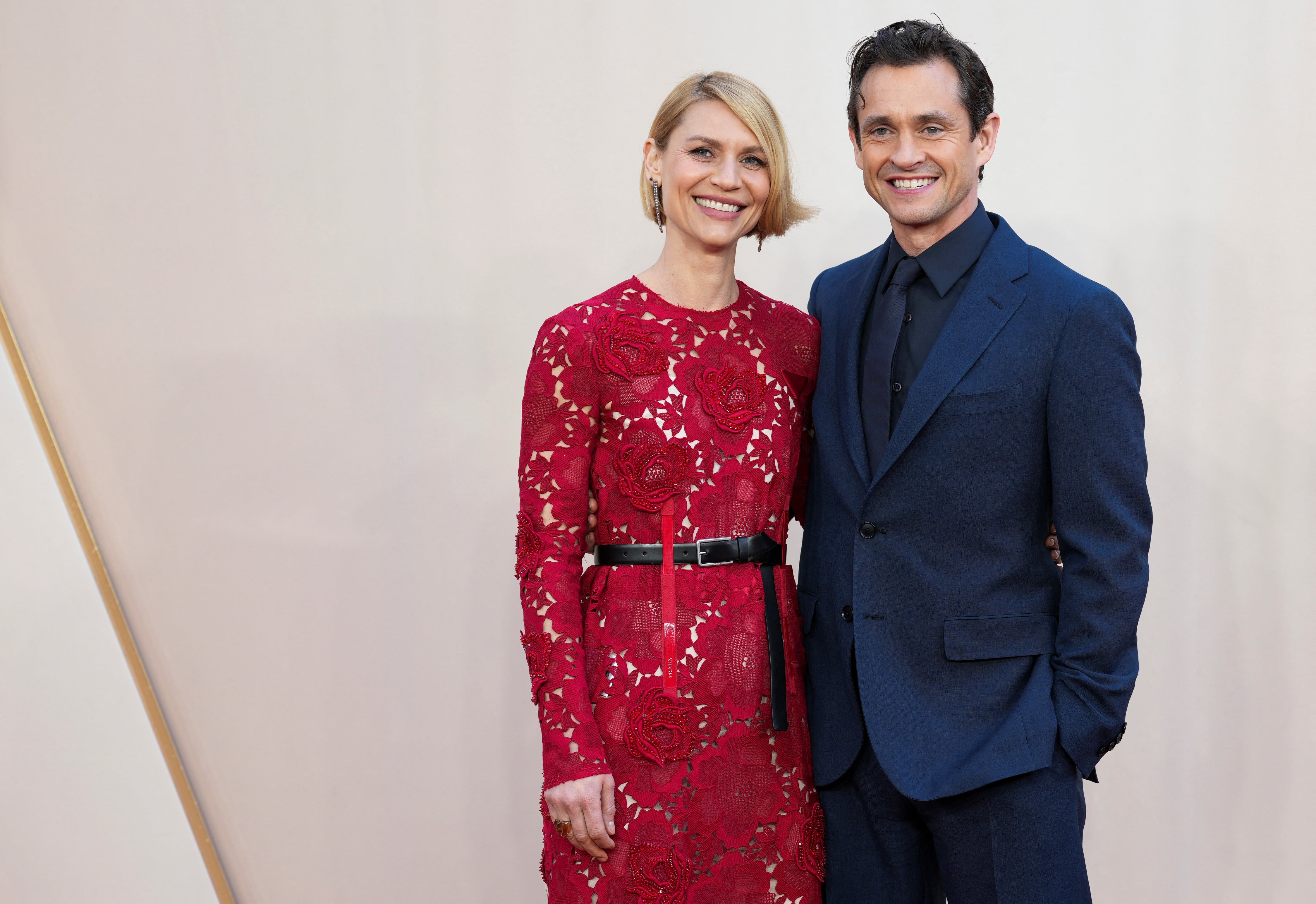 Danes reveló su sorpresa al quedar embarazada a los 44 años y cómo la maternidad tardía transformó su perspectiva de crianza junto a Hugh Dancy (REUTERS)