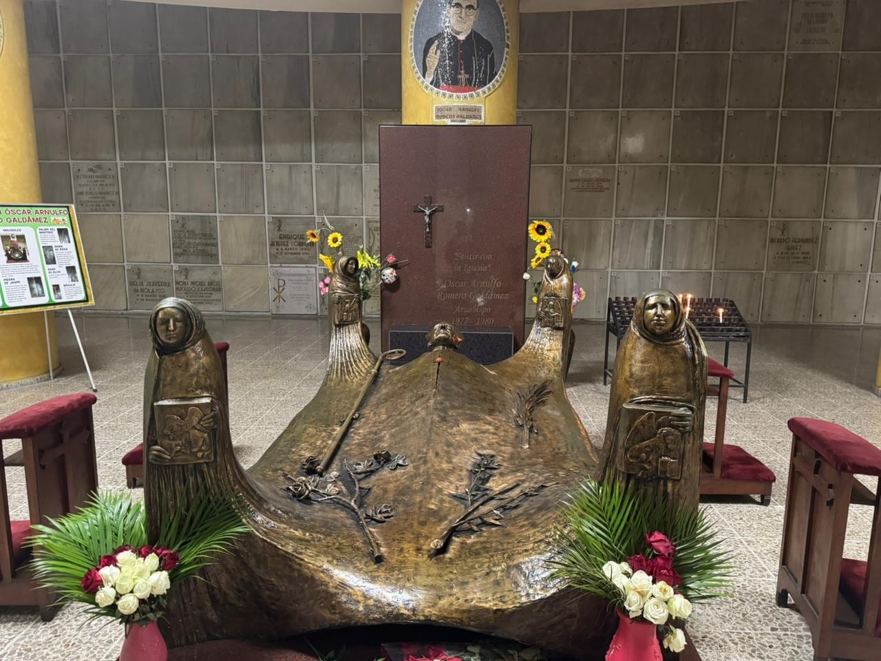 El mural fotográfico y el pequeño altar de la cripta recogen frases célebres y ofrendas de devotos, plasmando el legado de Monseñor Romero. (Foto Infobae Henry Heredia)