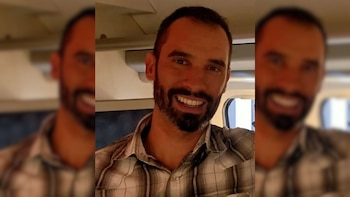 El empleado de la cafetería