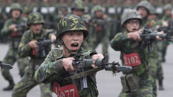 Los nuevos reclutas practican empujar