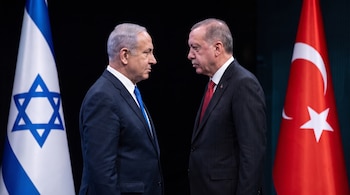Benjamin Netanyahu y Recep Tayyip Erdogan de perfil, frente a frente, con la bandera de Israel a la izquierda y la bandera de Turquía a la derecha.