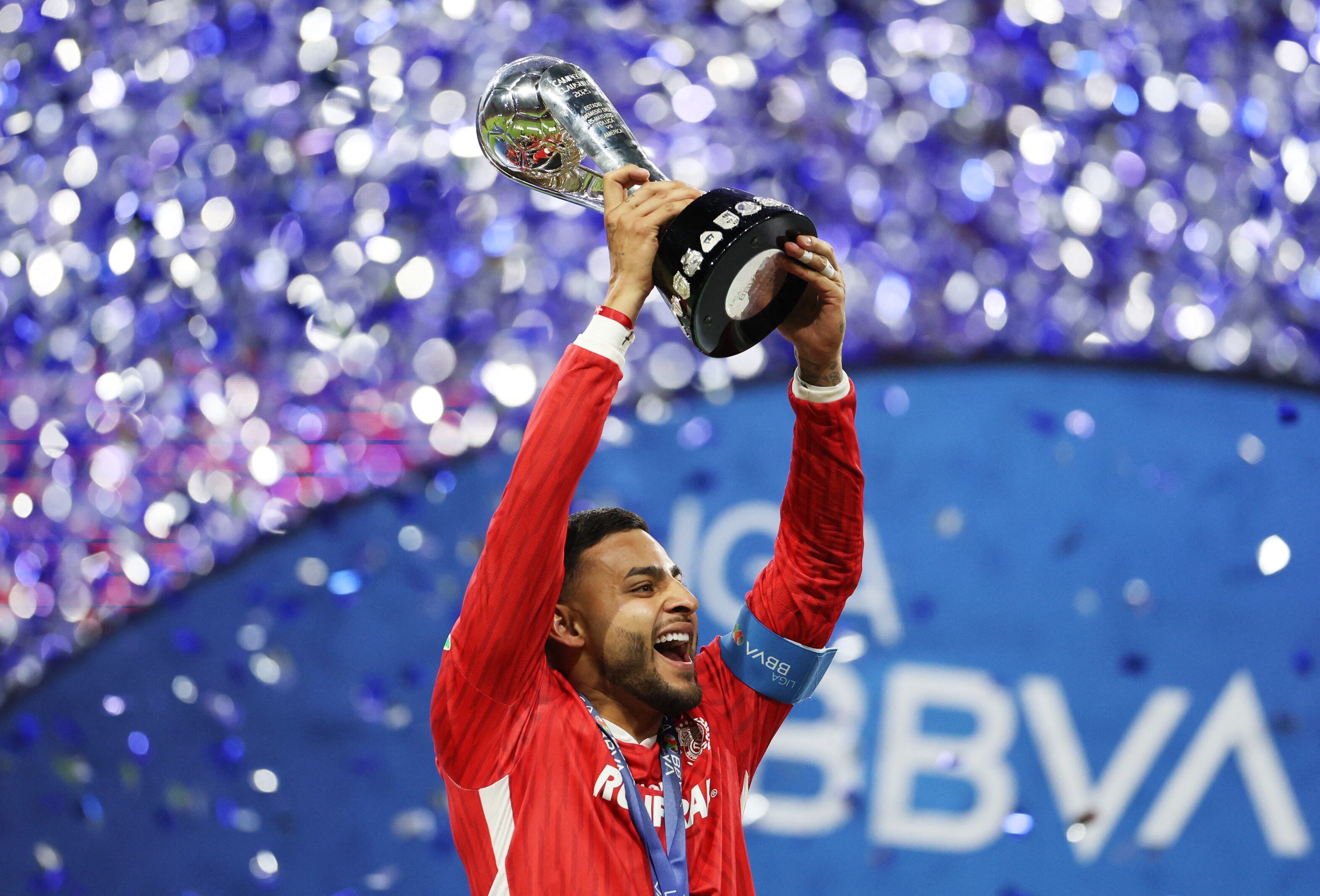 Alexis Vega levanta la copa que lo hace campeón de la Liga MX con Toluca tras ganarle al América y quitarle el tretracampeonato REUTERS/Raquel Cunha