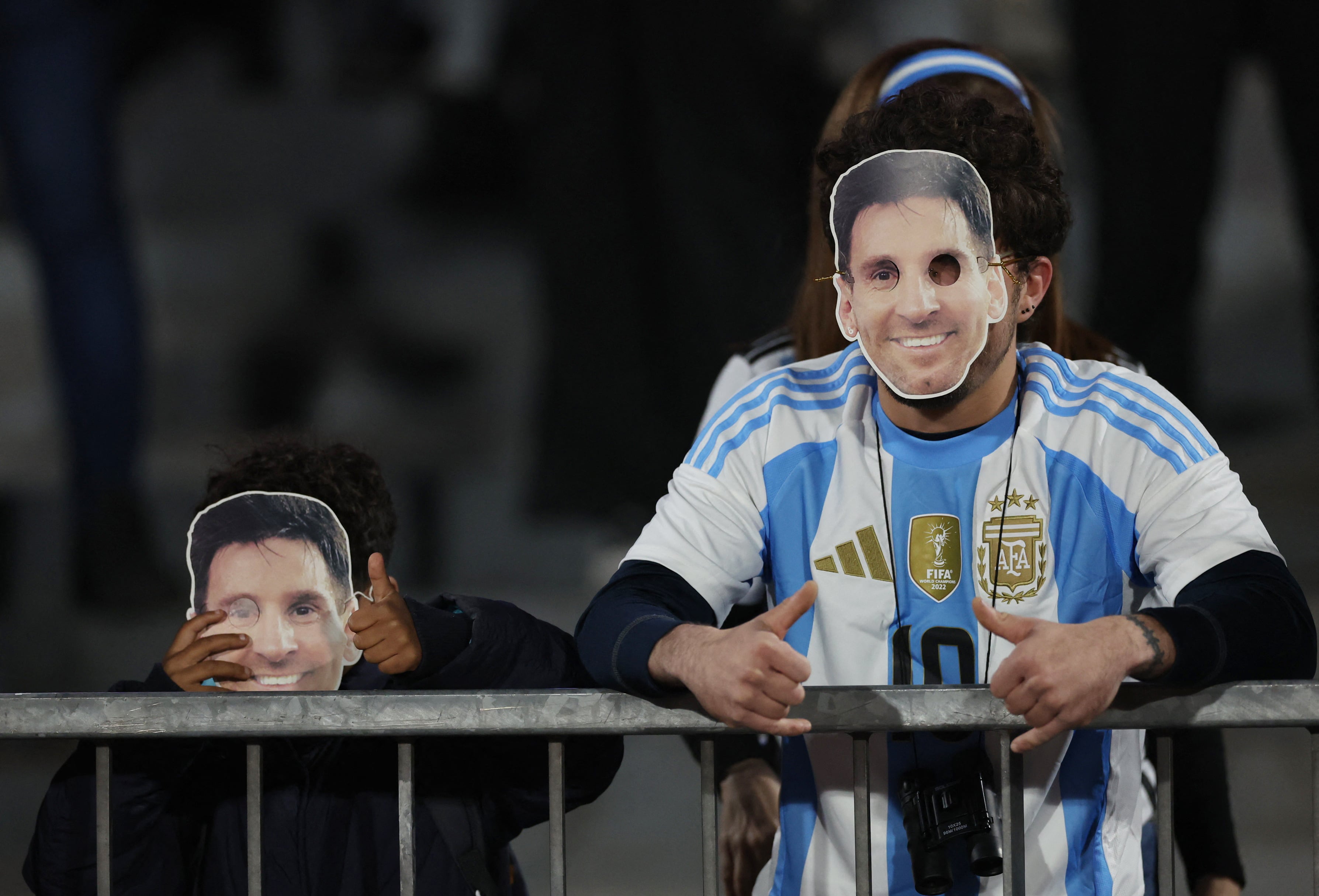 La careta de Lionel Messi causó furor en la previa del duelo entre Argentina y Chile en Santiago (REUTERS/Pablo Sanhueza)