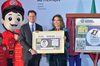 Roberto Velasco y la embajadora de Francia en México Delphine Borione con nuevo billete de Lotería Nacional.
Crédito: Gobierno de México