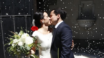 La boda de María, nieta de Iñaki Gabilondo: un enlace íntimo y un vestido de novia muy elegante