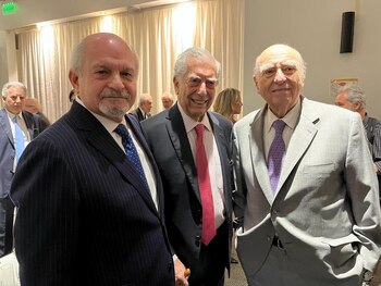 Pedro Cateriano junto al Premio