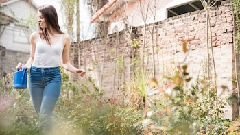 Un experto lo confirma: estos son los tres errores que están desgastando tu jardín este verano