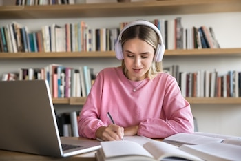 "Un chico puede estar navegando en el Río de la Plata, prender el teléfono y tener el mismo acceso que si estuviera en el aula de una universidad", reflexiona Alberto sobre el cambio de paradigma educativo (Foto: Shutterstock)
