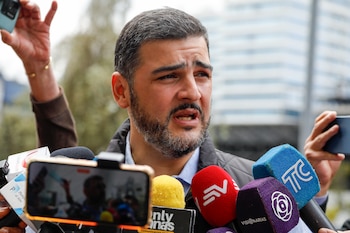 Fotografía de archivo, tomada en junio de 2025, en la que se captó al alcalde de Guayaquil, Aquiles Álvarez, al atender a la prensa, en Quito (Ecuador). EFE/Santiago Fernández