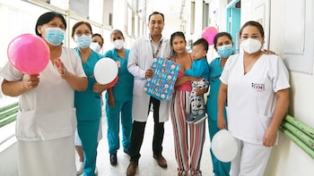 Bebé supera 40 crisis epilépticas al día gracias a cirugía avanzada