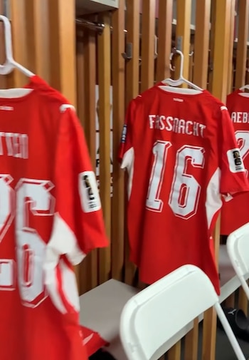 La camiseta de Suiza lista en el camerino para enfrentar a Argelia - crédito @swissnatimen/Instagram