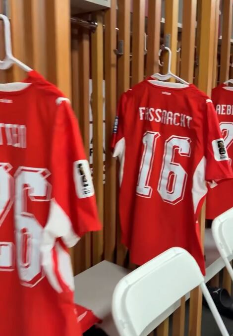 La camiseta de Suiza lista en el camerino para enfrentar a Argelia - crédito @swissnatimen/Instagram