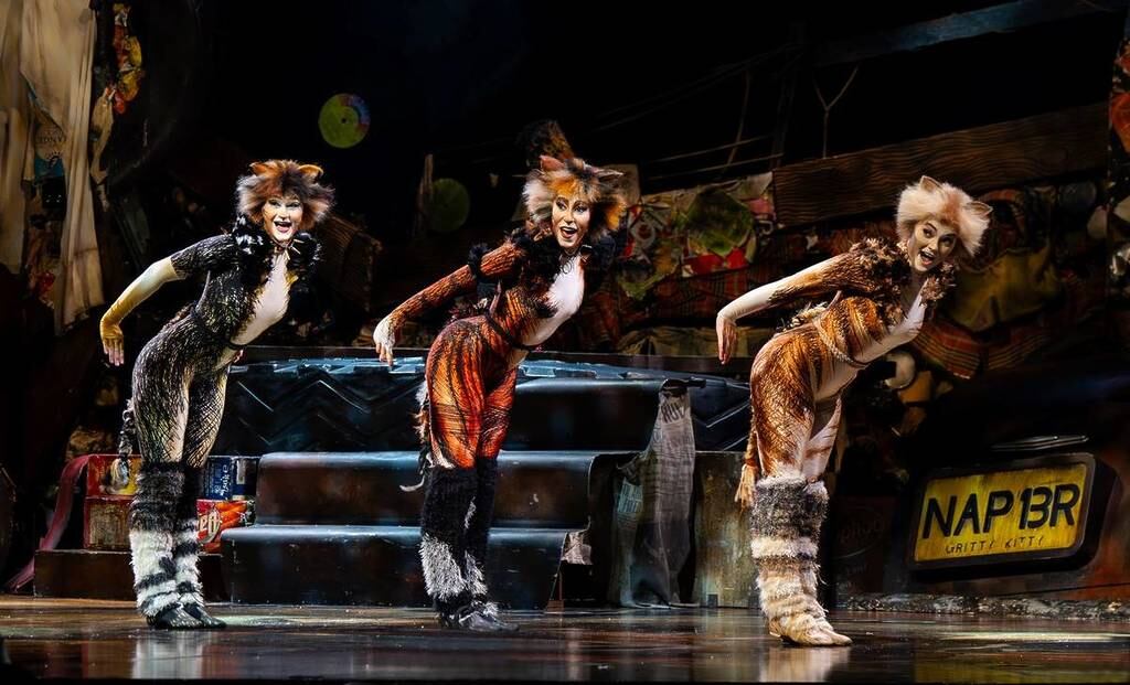 El trío de gatos interpretando una de las coreografías más reconocibles del musical, símbolo de su legado escénico.