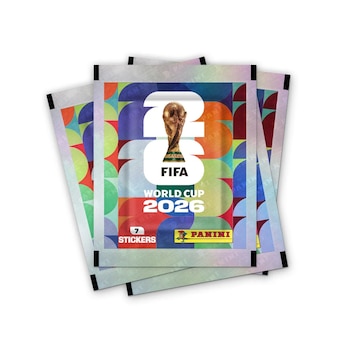 Múltiples sobres del Álbum Panini 2026 apilados sobre un fondo blanco, mostrando la Copa Mundial de la FIFA y el logo Panini