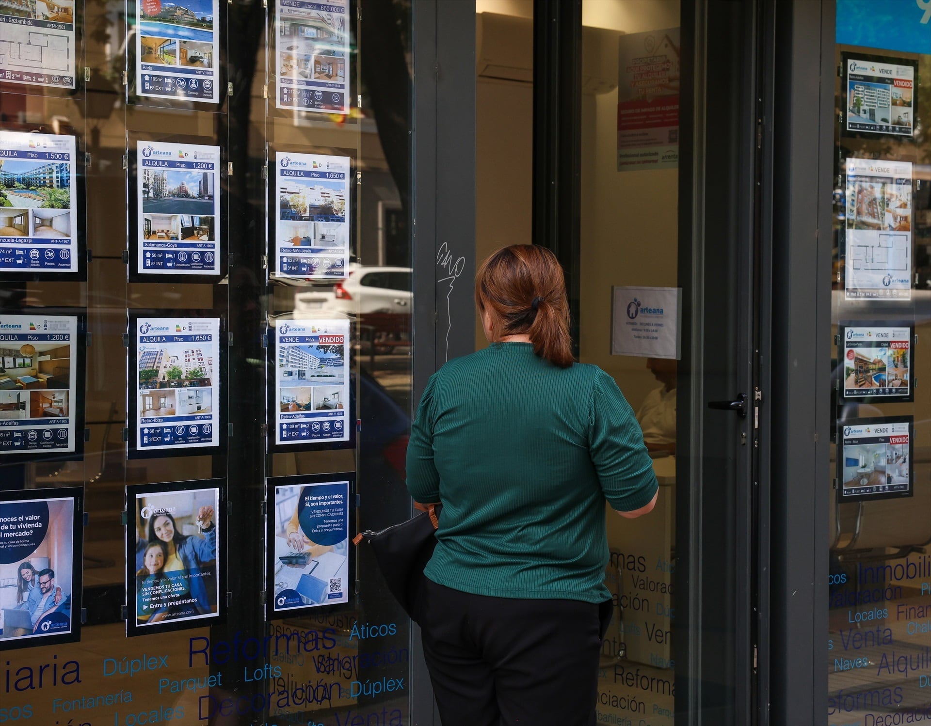 Una mujer observa el escaparate de una inmobiliaria. (Marta Fernández / Europa Press)