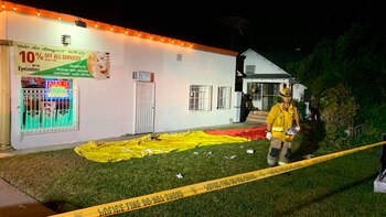 Bomberos y policías acordonaron la