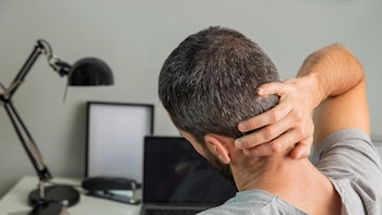 Si te suele doler el cuello, estos son 8 consejos para prevenir las molestias cervicales