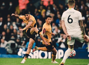 Raúl Jiménez ante el Leeds