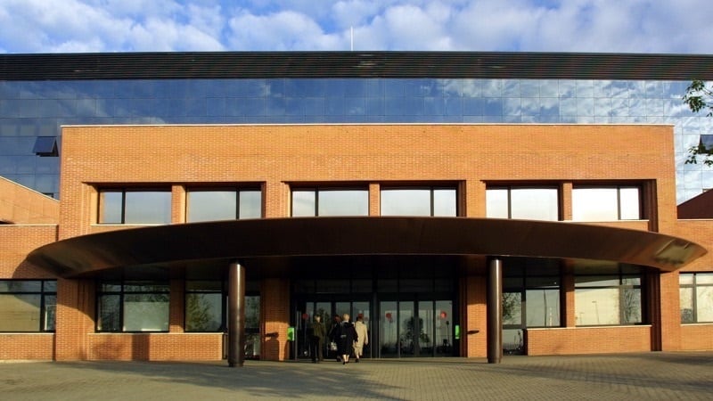 Hospital de Sierrallana, donde fue atendida la joven fallecida. (Europa Press)