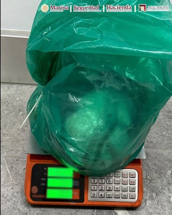 Piezas de artesanía con cocaína oculta en su interior, aseguradas por la ANAM y la Semar en la aduana del AICM. Crédito: Especial