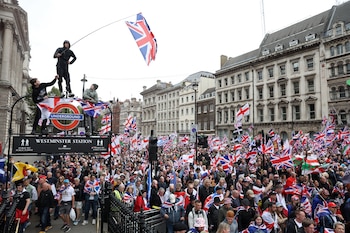 Manifestación masiva de la ultraderecha británica en Londres bajo el lema "Unite the Kingdom"