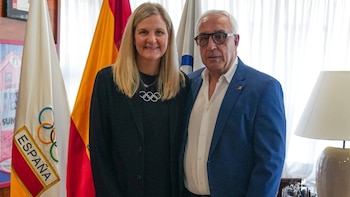 Kirsty Coventry se reúne con Alejandro Blanco en la sede del Comité Olímpico Español
