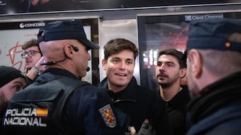 Orden de búsqueda y captura contra Vito Quiles: la Policía acude a la sede de la televisión en la que trabaja para detenerle, pero no logra localizarle