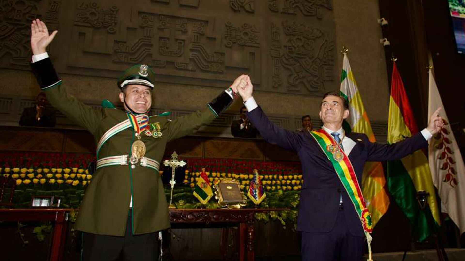 Edmand Lara y Rodrigo Paz se dan la mano tras ser posesionados como vicepresidente y presidente de Bolivia (Fuente: ABI)