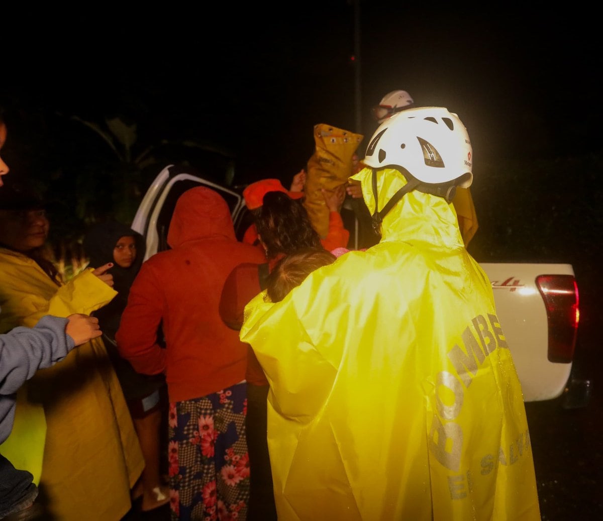 Los equipos de primera respuesta realizaron la evacuación preventiva de familias de la comunidad Las Pistas, en La Libertad Costa, hacia los albergues (Cortesía Noticiero El Salvador).