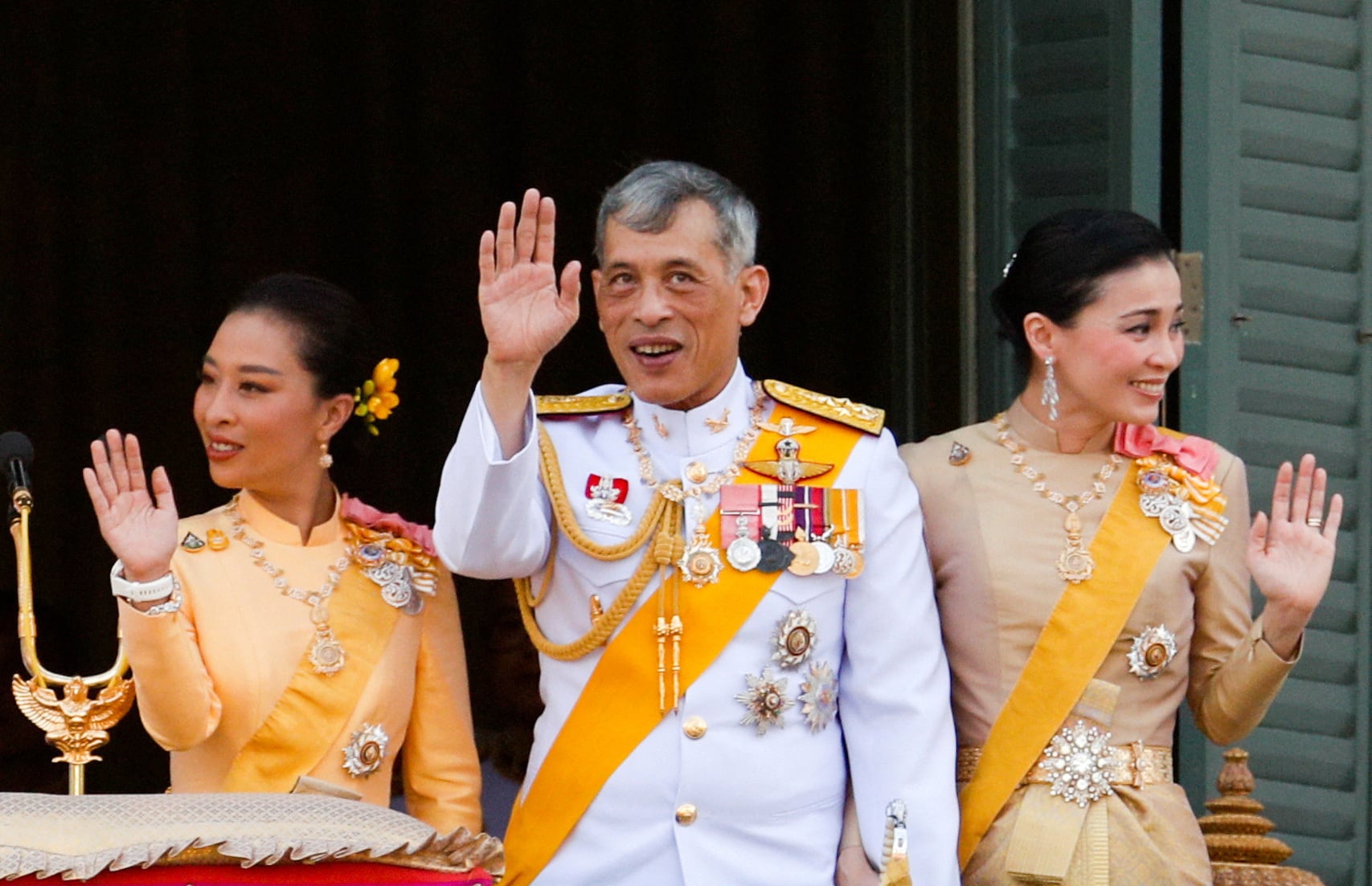 El rey de Tailandia, Maha Vajiralongkorn, la reina Suthida y la princesa Bajrakitiyabha aparecen en el balcón del salón Suddhaisavarya Prasad del Gran Palacio, donde el rey concede una audiencia pública para recibir los buenos deseos de la población en Bangkok, Tailandia, el 6 de mayo de 2019 (REUTERS/Jorge Silva/Foto de archivo)