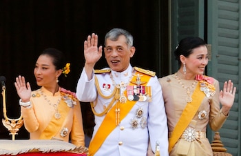 El rey de Tailandia, Maha Vajiralongkorn, la reina Suthida y la princesa Bajrakitiyabha aparecen en el balcón del salón Suddhaisavarya Prasad del Gran Palacio, donde el rey concede una audiencia pública para recibir los buenos deseos de la población en Bangkok, Tailandia, el 6 de mayo de 2019 (REUTERS/Jorge Silva/Foto de archivo)