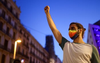 Un manifestante gesticula durante una