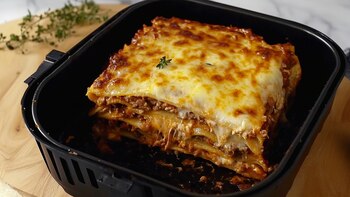 La lasaña, pasta en capas, combina carne, salsa de tomate y bechamel y es popular en reuniones y celebraciones familiares (Imagen Ilustrativa Infobae)