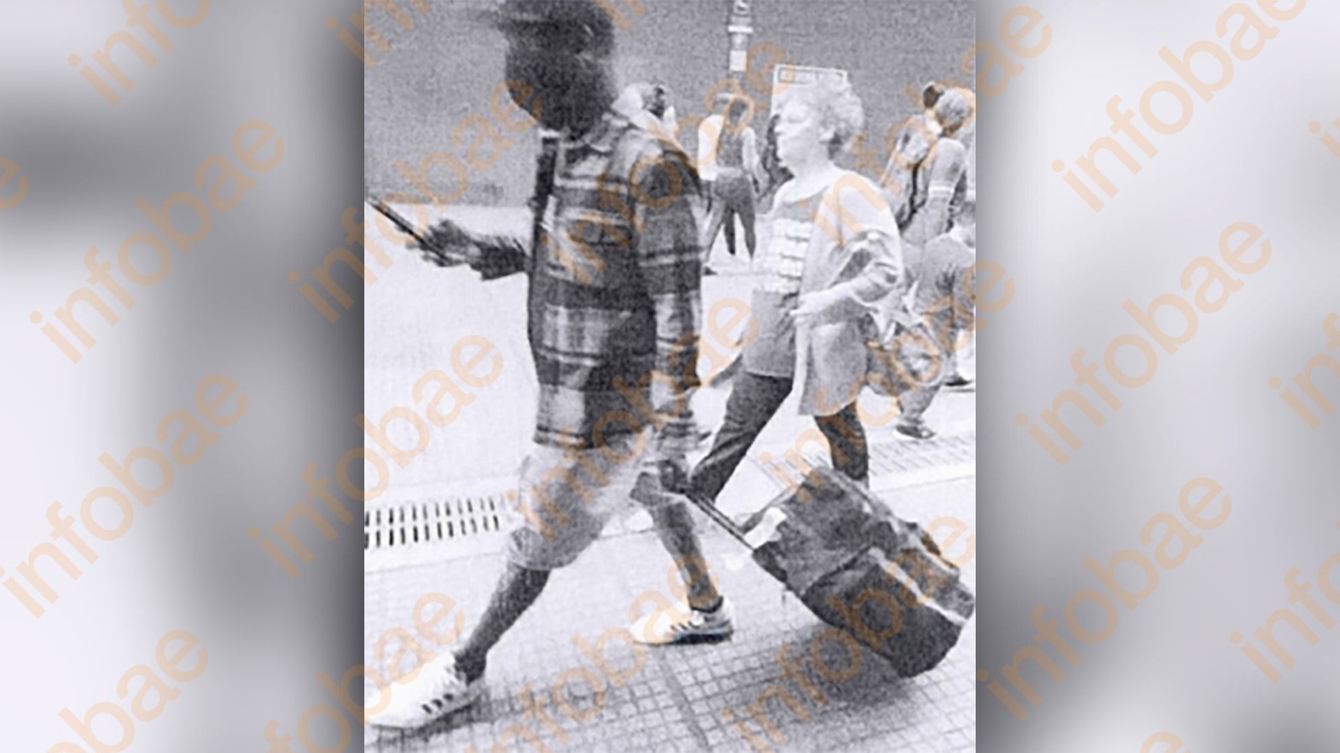 Melanie, el día 20 de octubre de 2022, cuando caminaba por el centro porteño acompañanda por Prince Gidi, uno de los responsables de la maniobra
