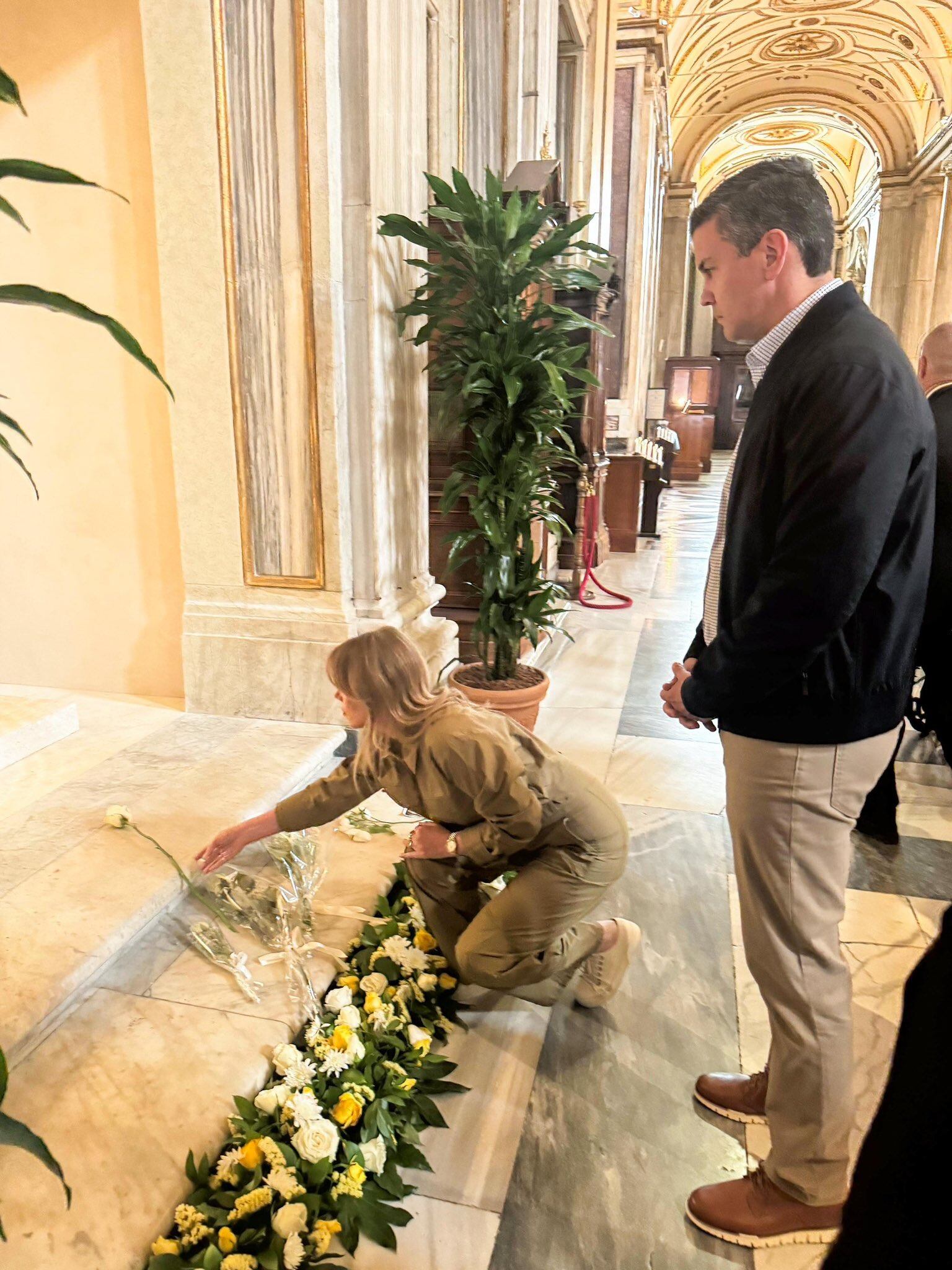 El presidente de Paraguay rindió homenaje al papa Francisco en su tumba en Roma