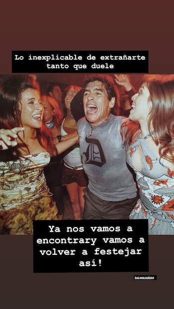Diego Maradona junto a Dalma Maradona y Gianinna Maradona en una fiesta, enmarcados por dos recuadros de texto sobre un fondo marrón