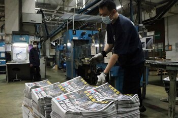 Los empleados trabajan en las