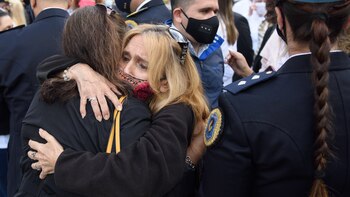 El abrazo entre la madre