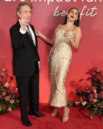 Martin Short optó por un esmoquin negro de solapas clásicas y camisa blanca